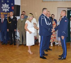 Uroczysta zbiórka, awanse, wyróżnienia i podziękowania podczas powiatowych obchodów święta policji w Wieluniu